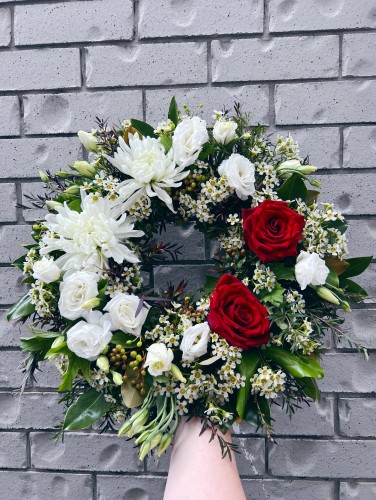 14 inch red and white wreath