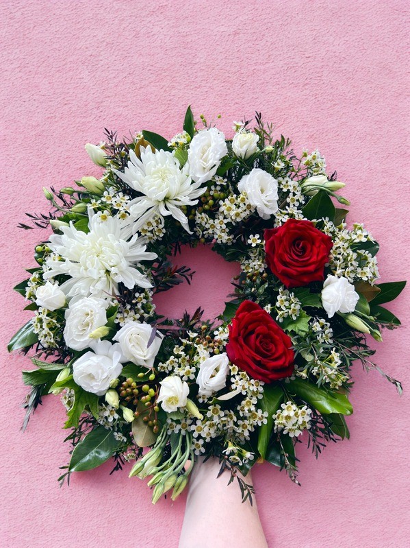 14 inch red and white wreath