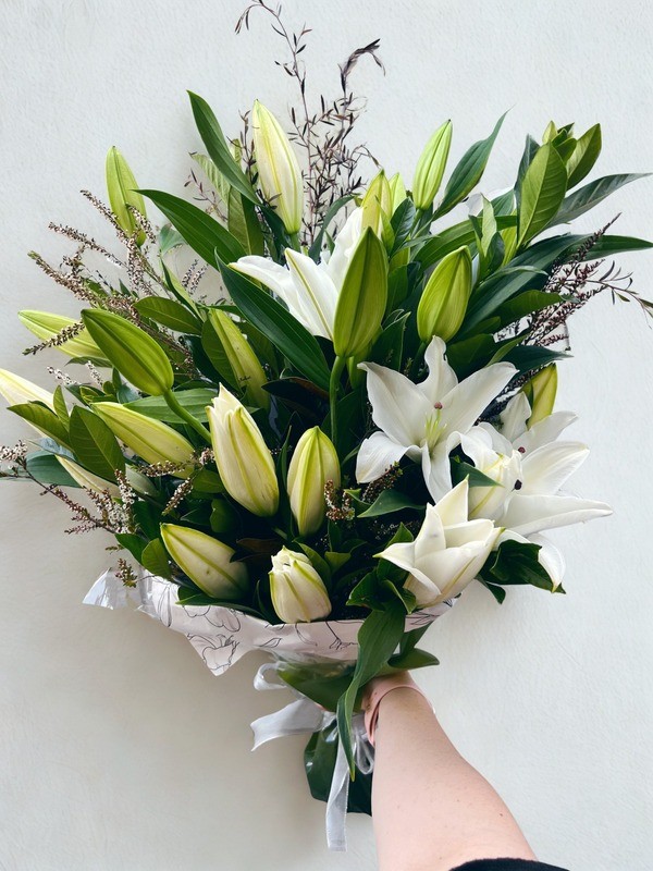 Vanilla Lily Sponge cake Large Bouquet