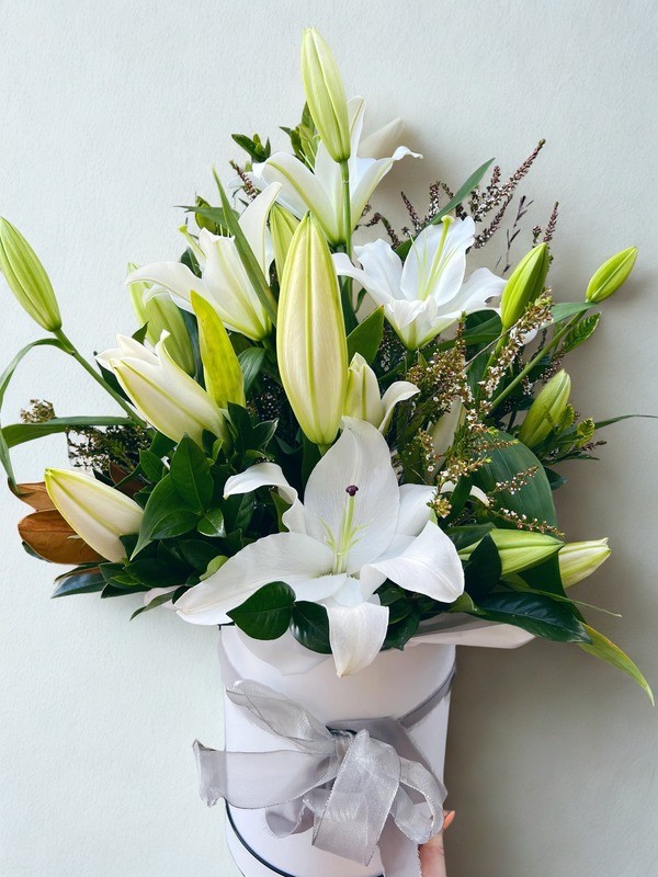 Vanilla Lily Sponge Cake Medium Arrangement