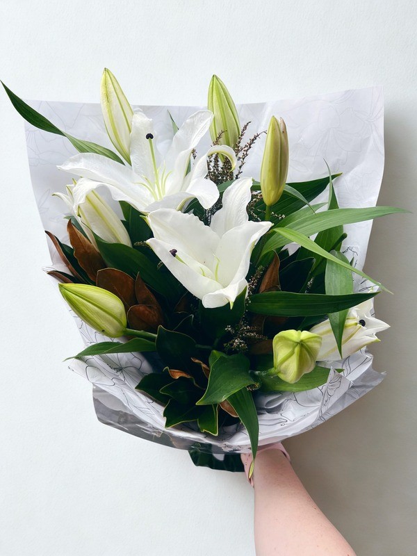 Vanilla Lilly Sponge Cake Small Bouquet