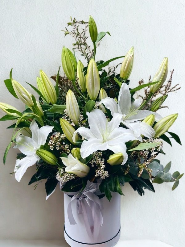 Vanilla Lily Sponge Cake Large Arrangement