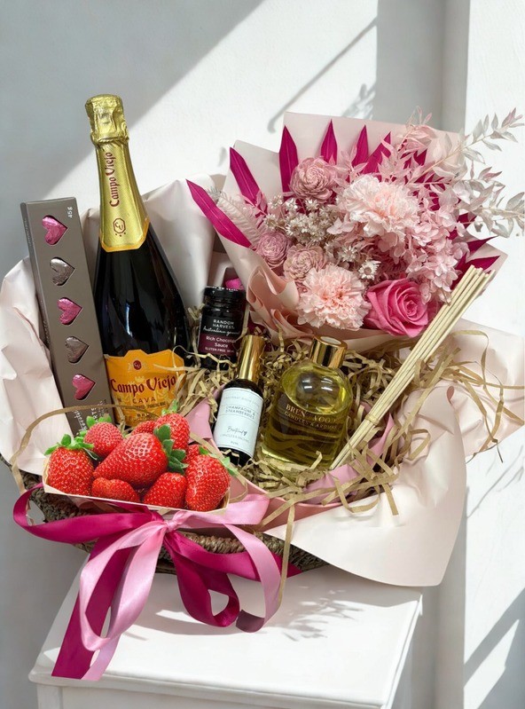 Strawberry & Champagne Hamper